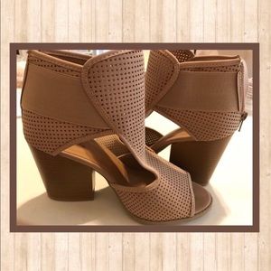 💥FINAL PRICE💥 Qupid Taupe Booties Sz 9 Worn Once